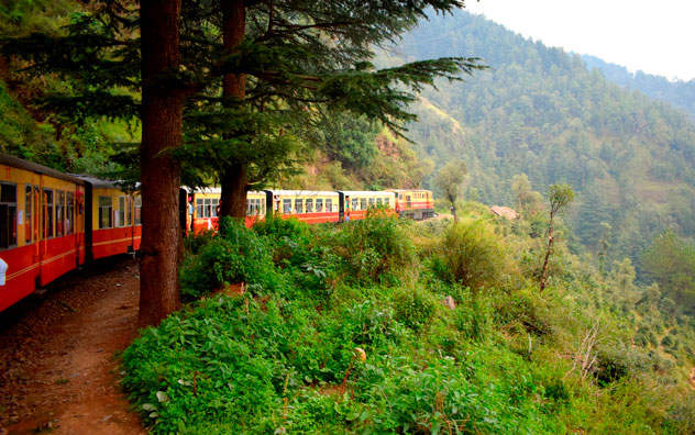 Tren en las laderas de las montañas, snap_rsg/Shutterstock