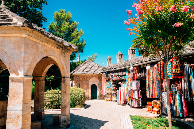 Mezquita y tienda de regalos en Mostar. © Sanga Park/Shutterstock