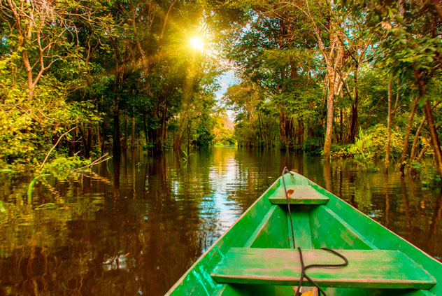 Barca de madera en el Amazonas, Manaos. © Anna ART/Shutterstock