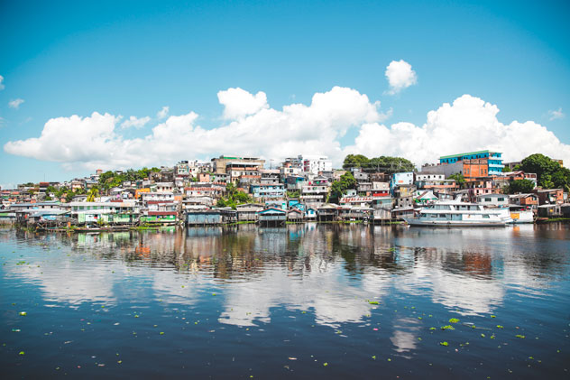 Casas en la orilla del río Amazonas, Manaos. © Deborah Sheppard/Shutterstock
