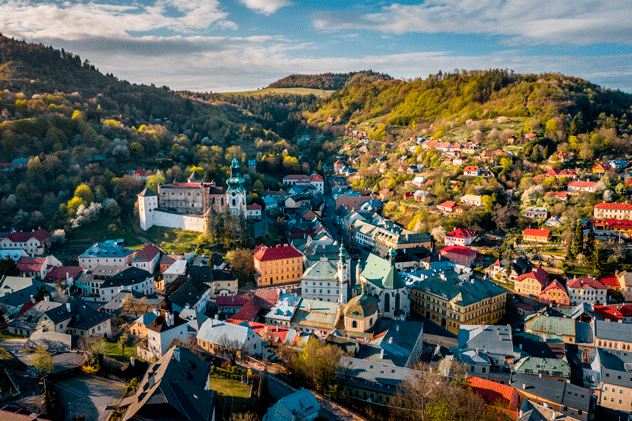 Vista aérea de la ciudad de Banská Štiavnica durante el amanecer.