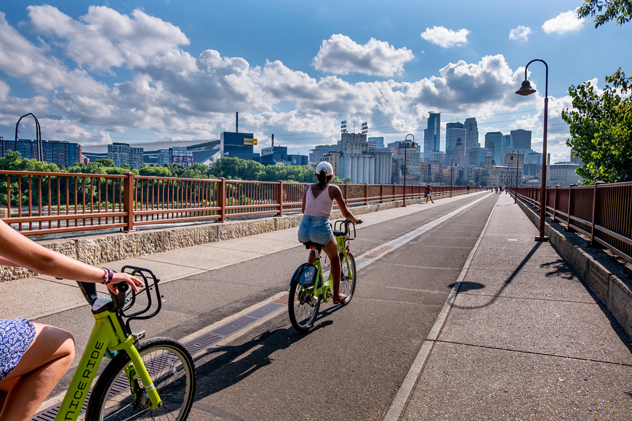 En bici por el Stone Arch Bridge. © CK Foto/Shutterstock