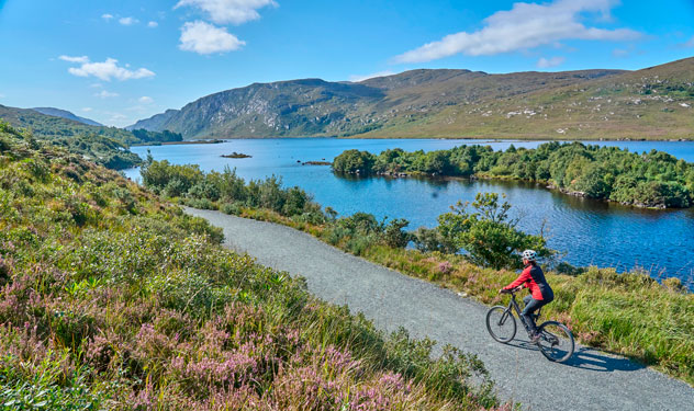 Ciclismo en Lough Beagh en el parque nacional de Glenveagh. © Umomos/Shutterstock