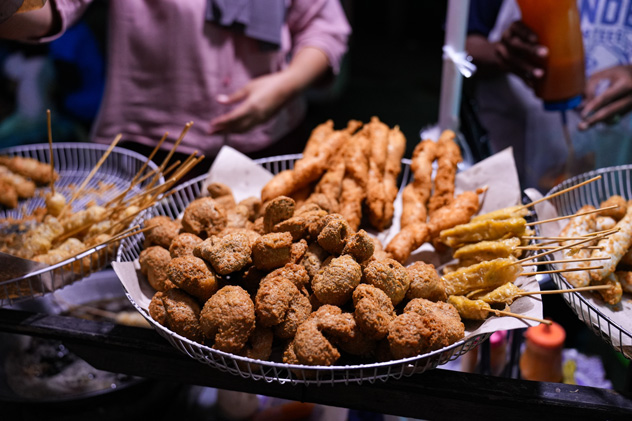 Comida en un mercado nocturno de Yakarta. Benedectus Gilang/Shutterstock ©
