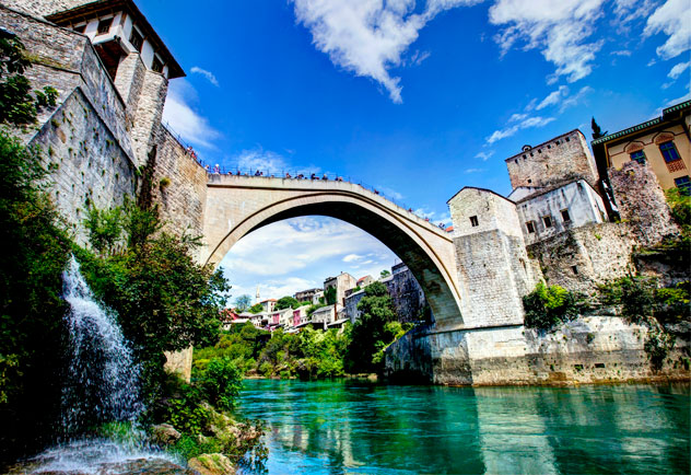 Stari Most y el río Neretva. © akturer/Shutterstock