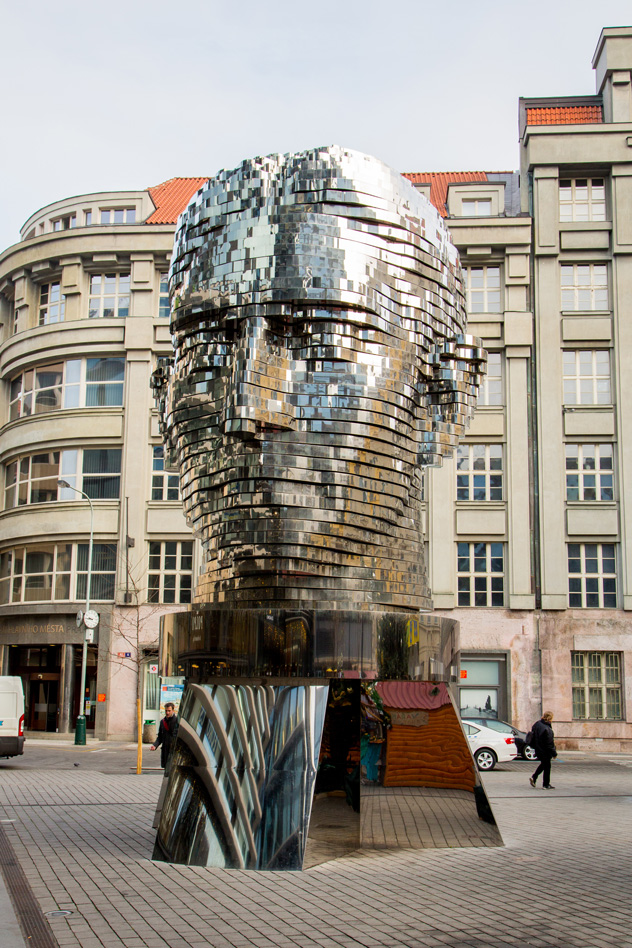 Estatua en movimiento de la cabeza de Kafka, por David Cerny. RAW-films/Shutterstock ©