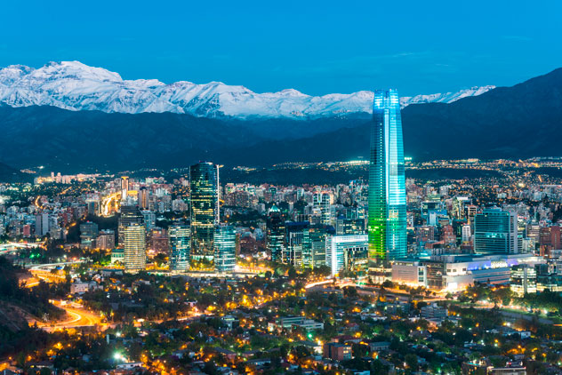 Santiago de Chile a los pies de los Andes. © Jose Luis Stephens/Shutterstock