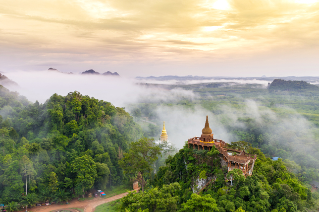 Templo en una colina del sur de Tailandia. © Abdulroheem Lungleengo/Shutterstock