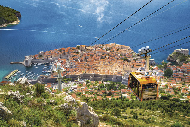 Funicular y casco viejo de Dubrovnik. © canadastock/Shutterstock