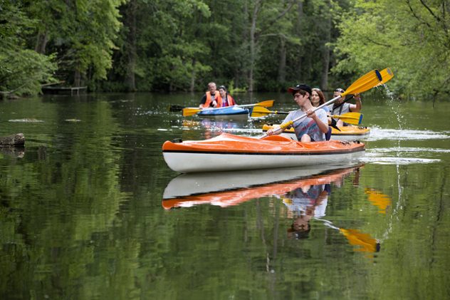 Kayak en el río Krutynia. © posztos/Shutterstock