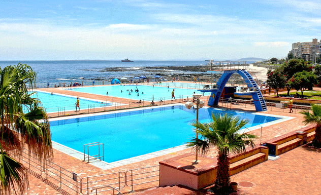 Una serie de piscinas con vistas al mar mantienen a toda la familia feliz en Ciudad del Cabo. © HiltonT / Shutterstock