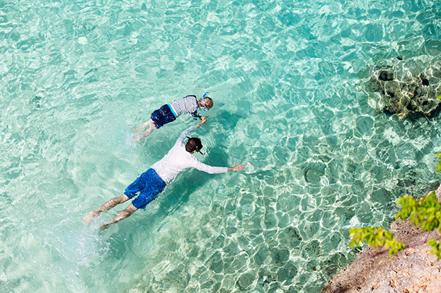 Padre e hijo haciendo snorkel en Anguila