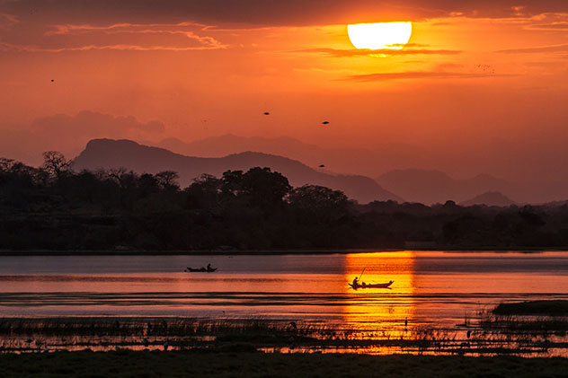 Puesta de sol sobre la laguna, Arugam Sri Lanka © Utopia_88 / Getty Images