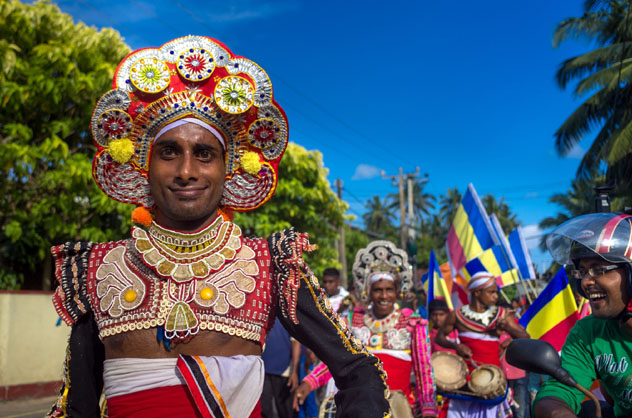 Celebración de 'poya' en Unawatuna, Sri Lanka © Val Shevchenko / Shutterstock