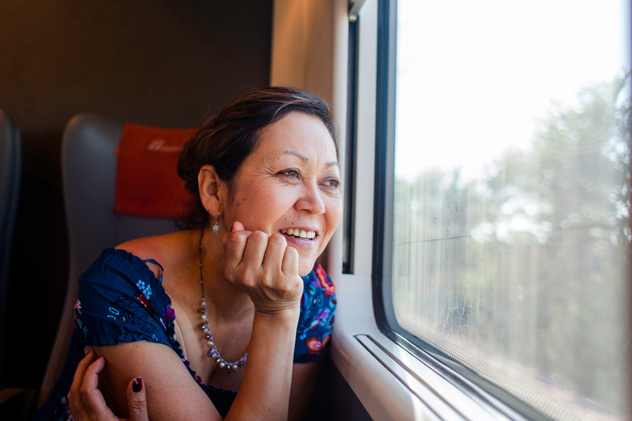 Turista de viaje en tren. © Samantha Estrada/Stocksy