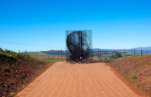 La escultura metálica de Nelson Mandela en el Capture Site, Howick, Sudáfrica © lcswart / Getty Images