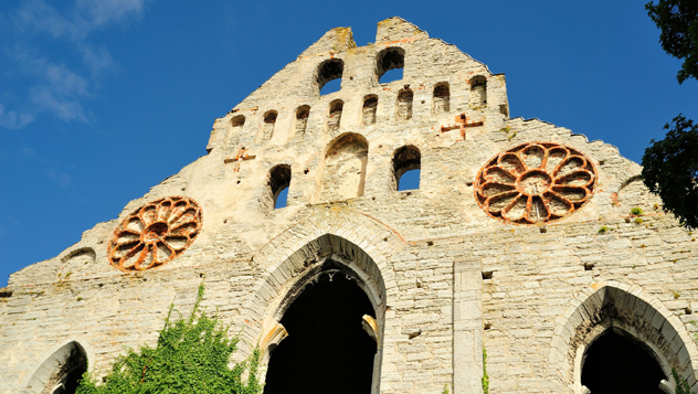 Ruinas de una de las muchas iglesias góticas de Visby, Gotland, Suecia © a40757 / Getty Images