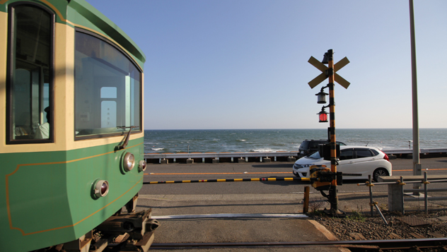 Una línea de tren Enoden, Kamakura, sur de Tokio, Japón © kenstockphoto / Shutterstock