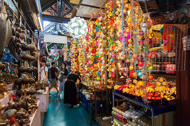 En el extenso Mercado de fin de semana de Chatuchak se puede encontrar de todo, desde comida fresca a tejidos tailandeses y todo tipo de cachivaches, Bangkok, Tailandia © artapartment / Shutterstock