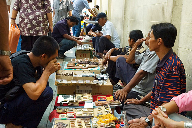 Una compra en el Mercado de los Amuletos puede traer buena suerte, Bangkok, Tailandia © Mick Elmore / Lonely Planet