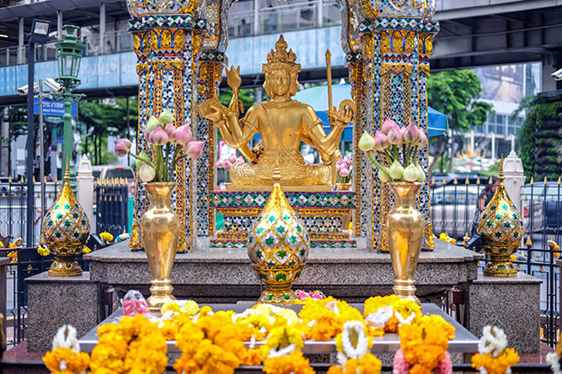 Para disfrutar de un momento de paz en el concurrido centro de la ciudad, Bangkok, Tailandia © Uthai Chutivipaporn / Shutterstock