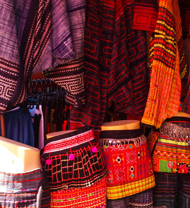 Telas de colores vivos tejidas por las tribus tailandesas de las montañas, a la venta en muchos mercados de Chiang Mai, Tailandia © gururugu / Getty Images