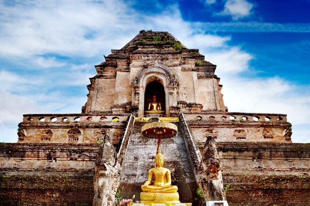 El templo Wat Chedi Luang, en el casco antiguo de Chiang Mai, refleja la arquitectura de estilo lanna en ruinas, Tailandia © Ainatc / Getty Images