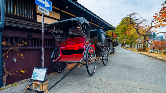 Un 'rickshaw' tradicional japonés en Takayama, Japón © red mango / Shutterstock