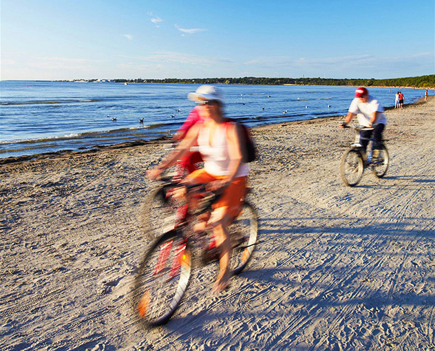 Ciclistas en la playa de Pirita, Tallin © robertharding / Getty Images