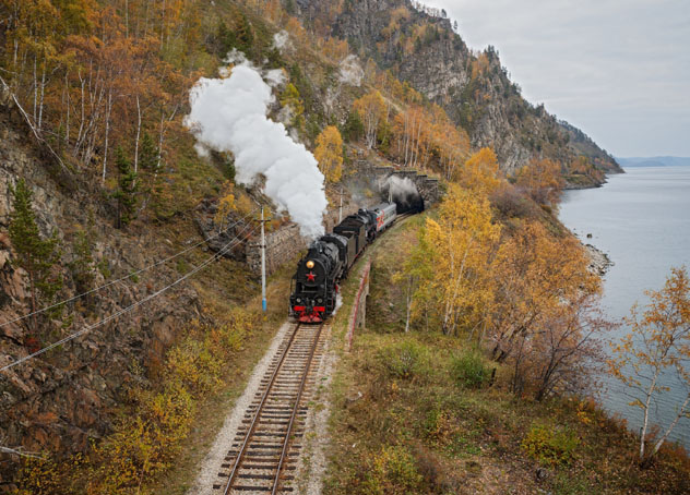 Un tren de vapor cruza un puente del ferrocarril Circumbaikal, Transiberiano, Rusia © ALEKSANDR RIUTIN / Shutterstock
