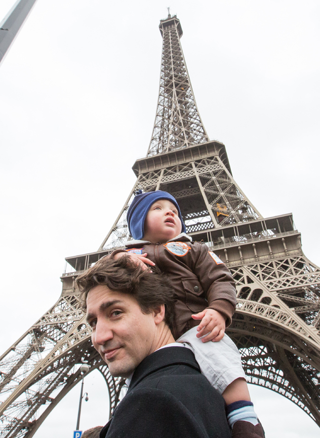 El primer ministro Trudeau en París, con su hijo pequeño, Hadrien © Adam Scotti/PMO 