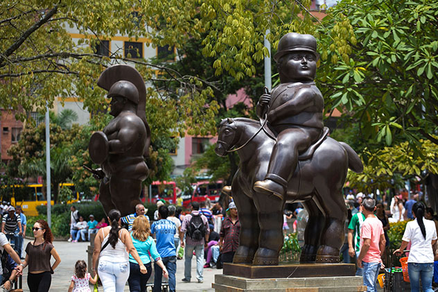 Turismo sostenible: comunidad. Una multitud entre esculturas de Fernando Botero, Medellín, Colombia