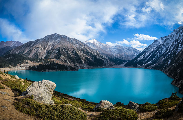 Turismo sostenible: comunidad. El espectacular Gran Lago de Almaty en las montañas Tian Shan, cerca de Almaty, Kazajistán