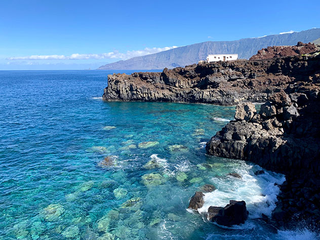 Turismo sostenible: diversidad. Vistas a lo largo de la zona de El Golfo desde el Hotel Balneario Pozo de la Salud, El Hierro, Canarias, España