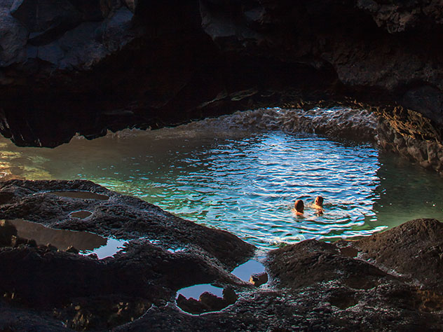 Turismo sostenible: diversidad. Bañistas en el Charco Azul, una poza volcánica natural en El Hierro, Canarias, España