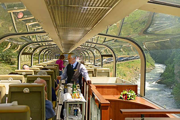 Turismo sostenible: sostenibilidad. Servicio de bebidas a bordo del tren Rocky Mountaineer, Canadá