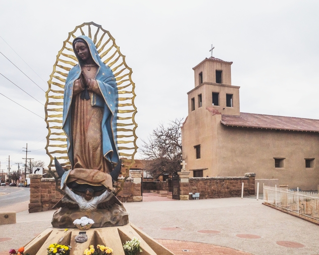 Estatua de Guadalupe delante del Santuario. © Mark Zhu/Shutterstock