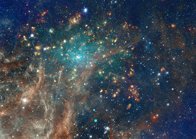 El universo: cúmulo de estrellas y nebulosa