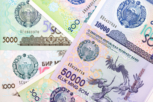 Además de para eliminar el mercado negro, la inflación obligó a Uzbekistán a introducir un billete de 50 000 sums en el 2017 que facilitara el manejo de efectivo © Janusz Pienkowski / Shutterstock