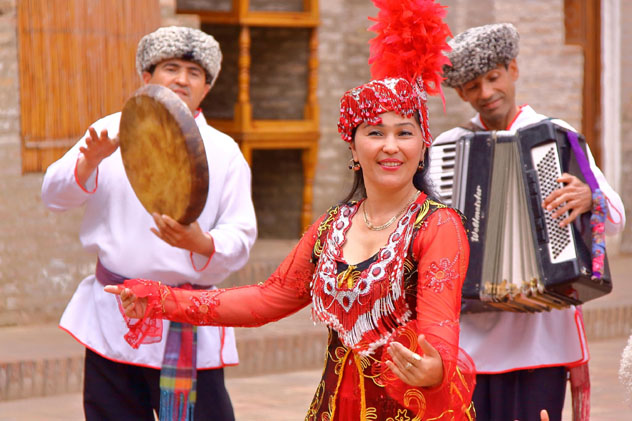 Gente acogedora: demostración de música y danzas tradicional en la antigua capital de Jiva, que en breve tendrá conexión de alta velocidad, Uzbekistán © Christophe Cappelli / Shutterstock