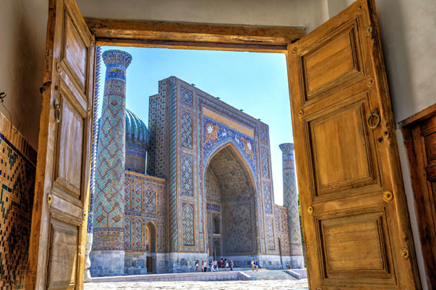 Las nuevas políticas de Uzbekistán hacen que sea más fácil visitar sus espectaculares monumentos, como el Registán o la madrasa Sher Dor en Samarcanda © Dinozzzaver / Shutterstock