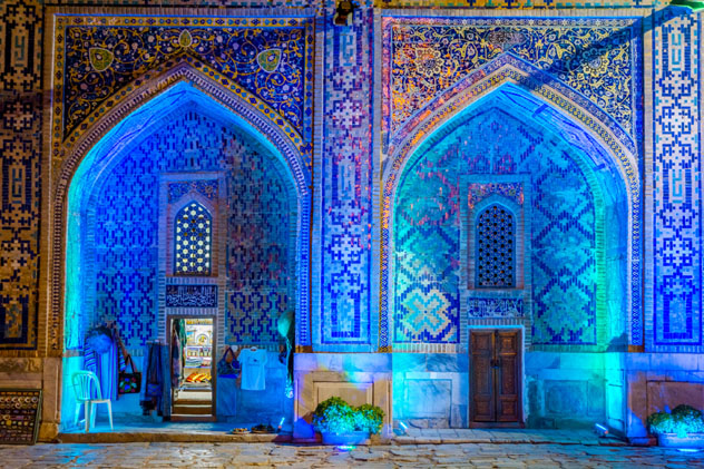 Una tienda iluminada en el atrio de la madrasa Sher Dor, en Samarcanda, Uzbekistán © Dinozzzaver / Shutterstock