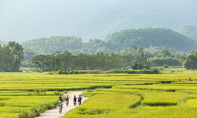 Estudiantes en bicicleta, Mai Chau, Vietnam © Vietnam Colors / Shutterstock