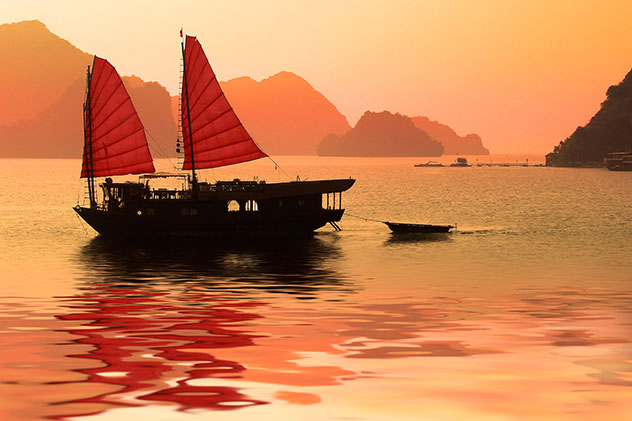 Bahía de Halong al atardecer, Vietnam © Delpixel / Shutterstock