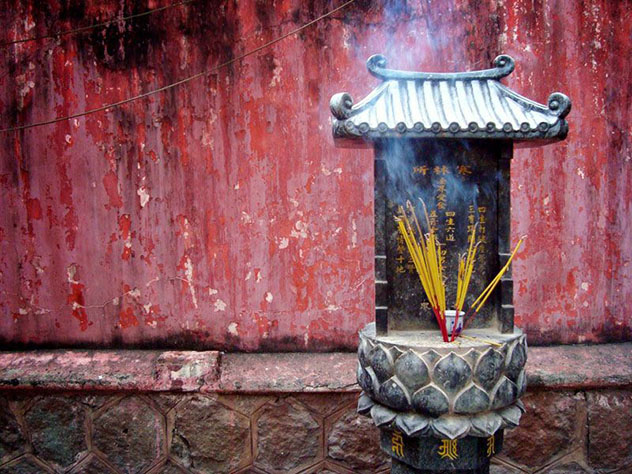 Incienso en la pago del Emperador de Jade © Lara Dalinsky / Lonely Planet
