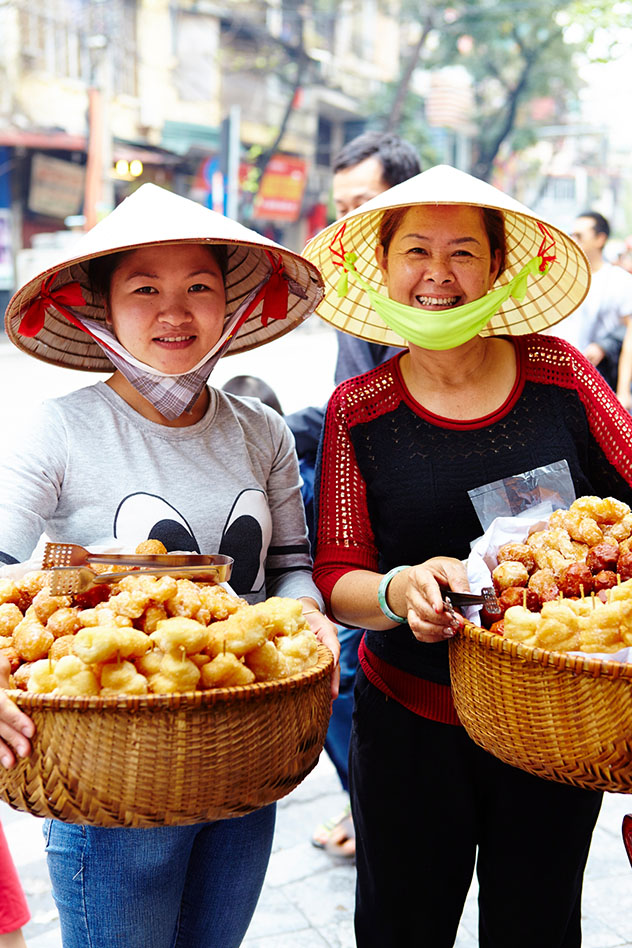 Dos señoras en Hanói. Aprender unas pocas palabras en vietnamita da mucho de sí, ya sea para pedir comida en un puesto de la calle o para hacer autostop en las tierras altas, Vietnam © Matt Munro / Lonely Planet