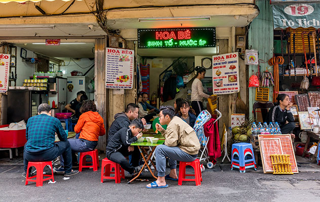 La comida de la calle es una de las maravillas de Vietnam, y se paga en efectivo, Hanói, Vietnam © Boris-B / Shutterstock
