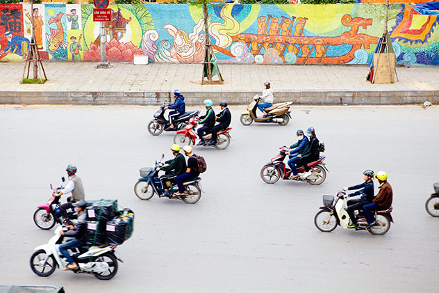 Las motocicletas y el tráfico en general hacen que cruzar cualquier calle sea, al principio, una experiencia de lo más intimidatoria, Hanói, Vietnam © Matt Munro / Lonely Planet