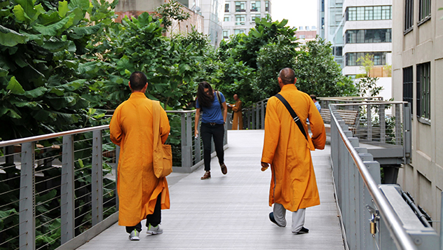 Monjes budistas vendiendo ofrendas a el High Line