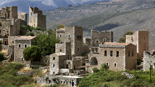 Localidad tradicional con torres de piedra en el Peloponeso, Grecia © Maria Toutoudaki/Getty Images